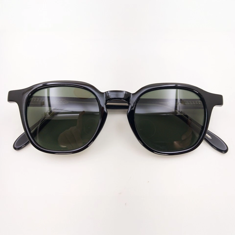 Glossy black keyhole bridge polarized sunglasses with dark green lenses, front view Glossy black keyhole bridge polarized sunglasses with dark green lenses, front view