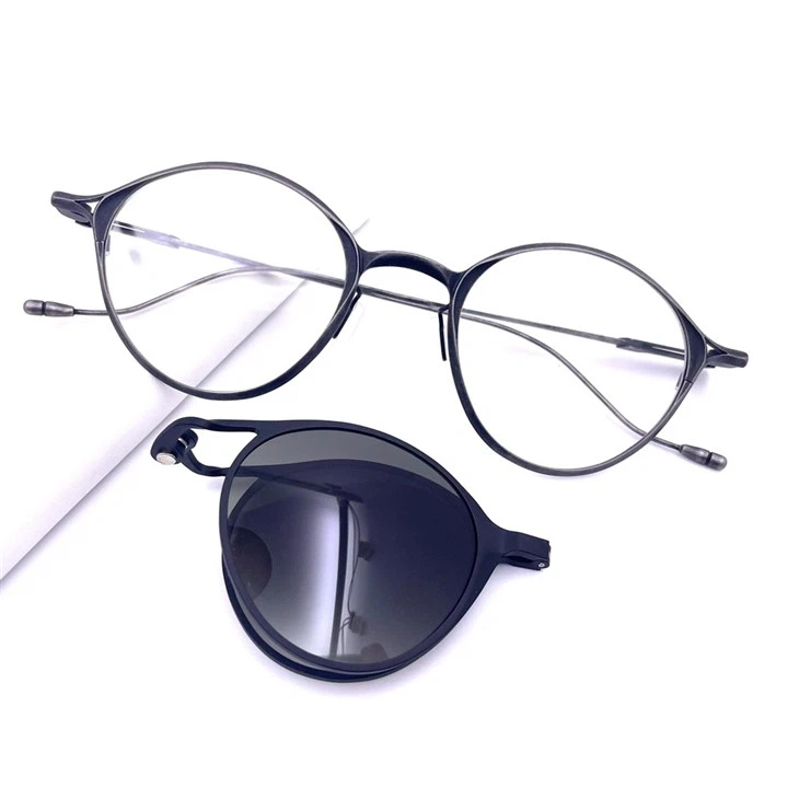 Retro Titanium Glasses With Foldable Sunglasses Clip