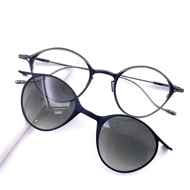 Retro Titanium Glasses With Foldable Sunglasses Clip